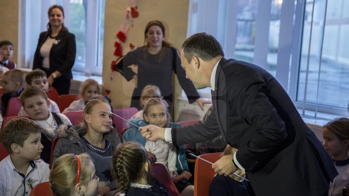 Andrian Candu, în calitate de profesor la un liceu din Capitală. Preşedintele Parlamentului le-a vorbit elevilor despre regulile de circulaţie (FOTO)