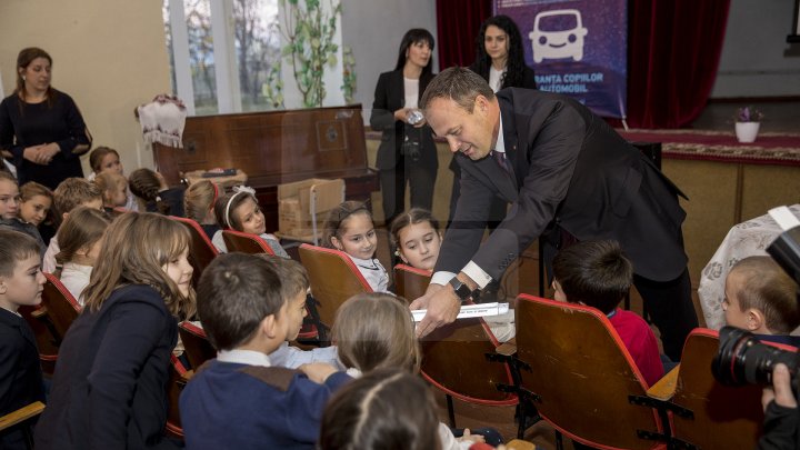 Andrian Candu, în calitate de profesor la un liceu din Capitală. Preşedintele Parlamentului le-a vorbit elevilor despre regulile de circulaţie (FOTO)