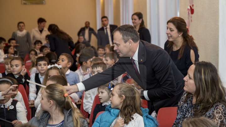 Andrian Candu, în calitate de profesor la un liceu din Capitală. Preşedintele Parlamentului le-a vorbit elevilor despre regulile de circulaţie (FOTO)