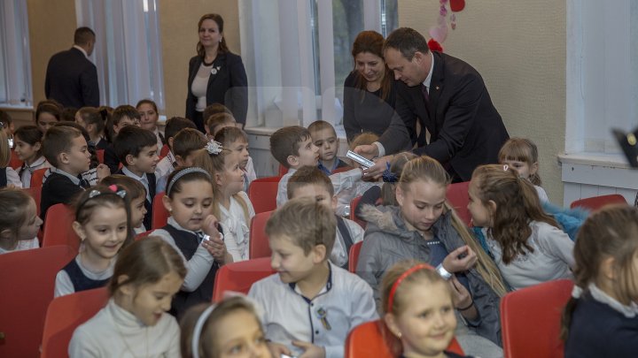 Andrian Candu, în calitate de profesor la un liceu din Capitală. Preşedintele Parlamentului le-a vorbit elevilor despre regulile de circulaţie (FOTO)