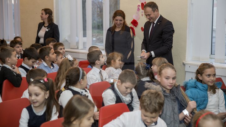 Andrian Candu, în calitate de profesor la un liceu din Capitală. Preşedintele Parlamentului le-a vorbit elevilor despre regulile de circulaţie (FOTO)