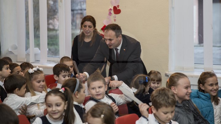 Andrian Candu, în calitate de profesor la un liceu din Capitală. Preşedintele Parlamentului le-a vorbit elevilor despre regulile de circulaţie (FOTO)