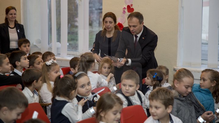 Andrian Candu, în calitate de profesor la un liceu din Capitală. Preşedintele Parlamentului le-a vorbit elevilor despre regulile de circulaţie (FOTO)