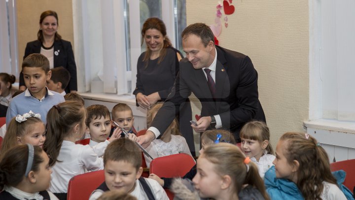 Andrian Candu, în calitate de profesor la un liceu din Capitală. Preşedintele Parlamentului le-a vorbit elevilor despre regulile de circulaţie (FOTO)