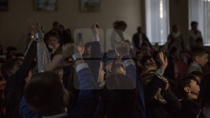 Andrian Candu, în calitate de profesor la un liceu din Capitală. Preşedintele Parlamentului le-a vorbit elevilor despre regulile de circulaţie (FOTO)