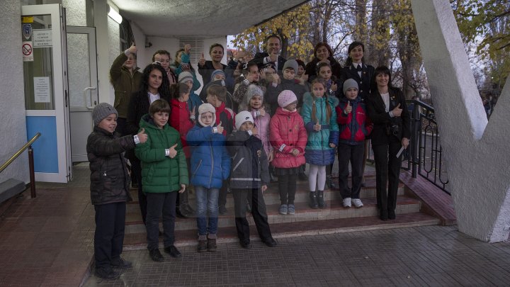 Andrian Candu, în calitate de profesor la un liceu din Capitală. Preşedintele Parlamentului le-a vorbit elevilor despre regulile de circulaţie (FOTO)