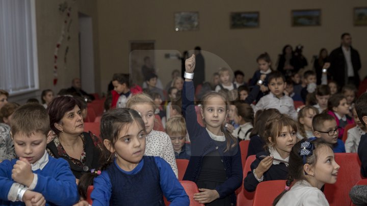 Andrian Candu, în calitate de profesor la un liceu din Capitală. Preşedintele Parlamentului le-a vorbit elevilor despre regulile de circulaţie (FOTO)