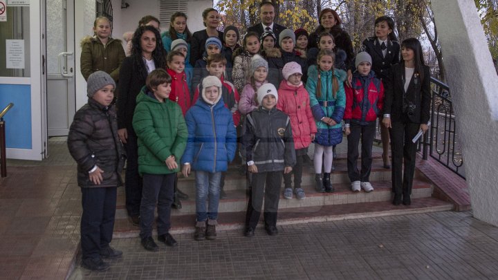 Andrian Candu, în calitate de profesor la un liceu din Capitală. Preşedintele Parlamentului le-a vorbit elevilor despre regulile de circulaţie (FOTO)