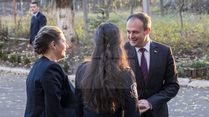 Andrian Candu, în calitate de profesor la un liceu din Capitală. Preşedintele Parlamentului le-a vorbit elevilor despre regulile de circulaţie (FOTO)