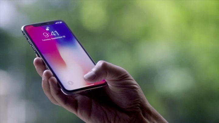 Compania Apple lansează un nou model iPhone la preț mic 