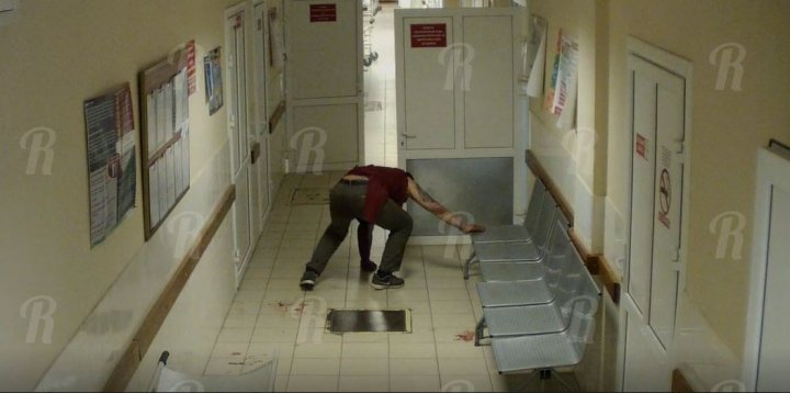 MONŞTRI ÎN HALAT ALB! Un bărbat a intrat în comă chiar în holul unei clinici, fiind ignorat de medici (FOTO/VIDEO)