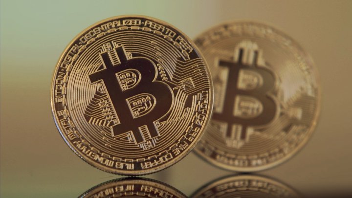 RECORD ISTORIC. Moneda virtuală Bitcoin a trecut pragul de 10.000 de dolari