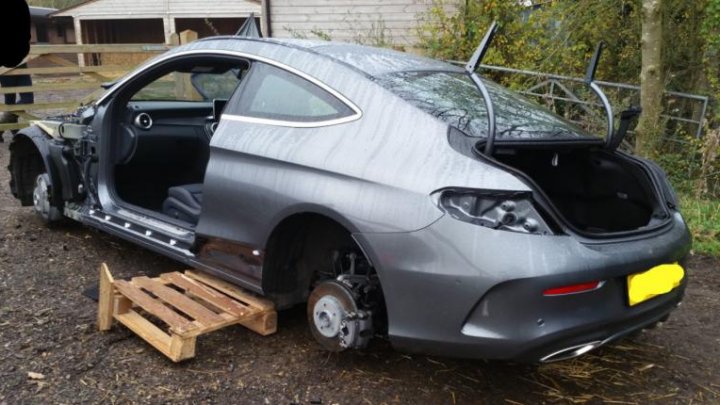 Un Mercedes C-Class Coupe găsit la 8 ore după ce a fost furat. Cum arată acum maşina (FOTO)