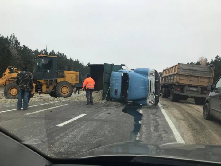 Accident în apropiere Edineţ. Un ZIL plin cu nisip s-a răsturnat (FOTO)