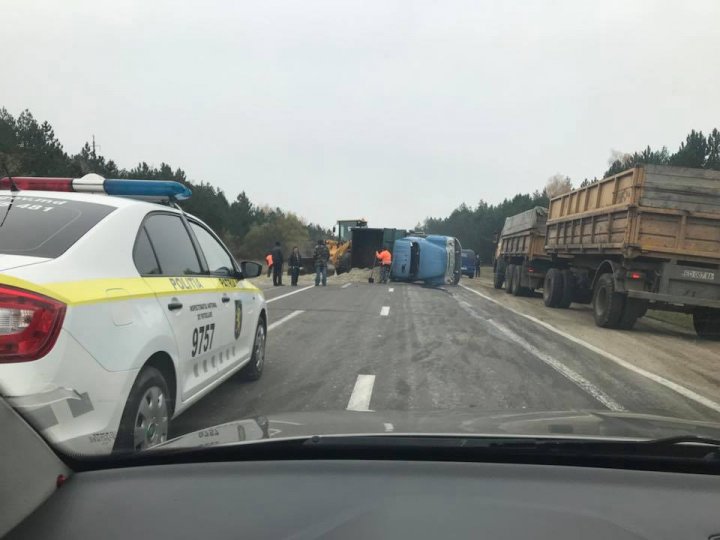 Accident în apropiere Edineţ. Un ZIL plin cu nisip s-a răsturnat (FOTO)