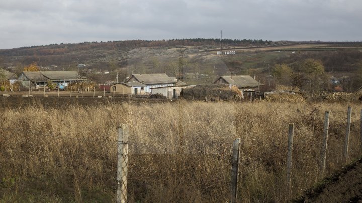 Coşcalia ca la HOLLYWOOD. Ce inscripţie a apărut pe dealul satului