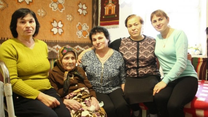 A crescut cinci fiice, are 10 nepoți și 17 strănepoți. Cea mai în vârstă locuitoare din sudul ţării a împlinit 103 ani (FOTO)