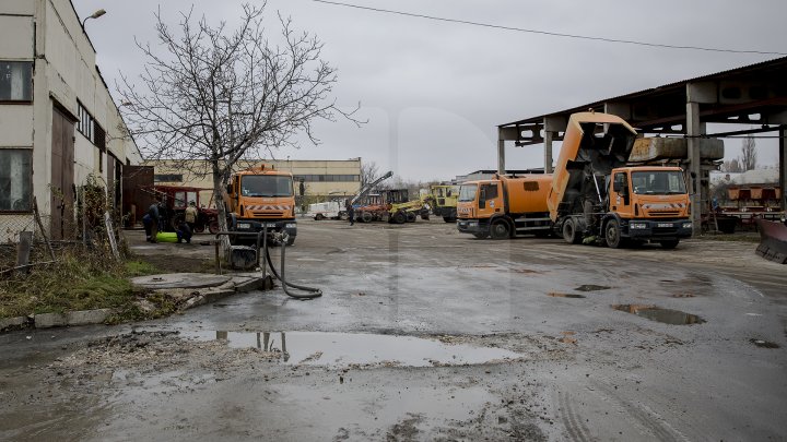 Autorităţile din Chişinău spun că sunt pregătite de iarnă, chiar dacă autospecialele sunt vechi (FOTOREPORT)