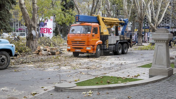 Forfotă mare în Capitală. Autorităţile au început pregătirile pentru Târgul de Crăciun de pe 31 august (FOTOREPORT)