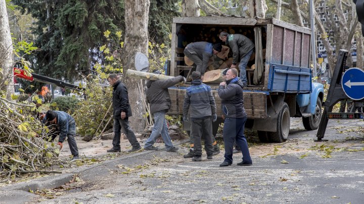 Forfotă mare în Capitală. Autorităţile au început pregătirile pentru Târgul de Crăciun de pe 31 august (FOTOREPORT)