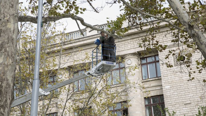 Autorităţile au început pregătirile pentru Târgul de Crăciun, pe strada 31 august din Capitală