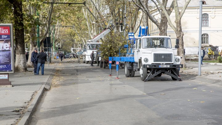 Forfotă mare în Capitală. Autorităţile au început pregătirile pentru Târgul de Crăciun de pe 31 august (FOTOREPORT)