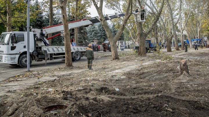 Forfotă mare în Capitală. Autorităţile au început pregătirile pentru Târgul de Crăciun de pe 31 august (FOTOREPORT)