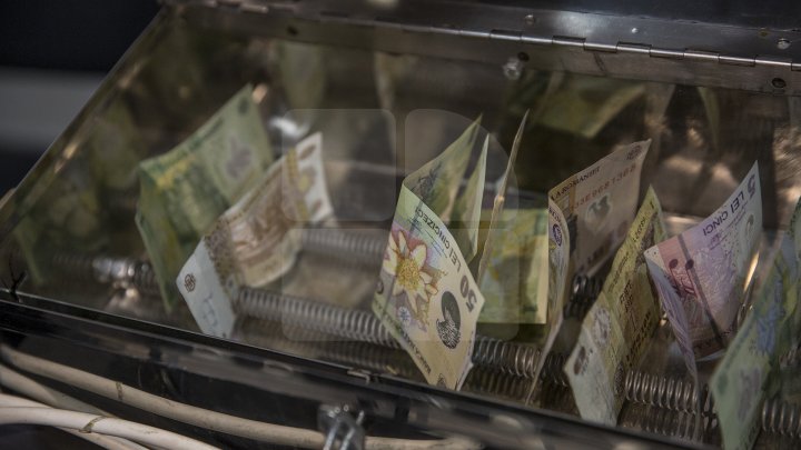 Banii, purtători de infecţii şi pericol pentru sănătatea oamenilor. Un inventator român a creat aparatul de sterilizare a bancnotelor (FOTO)