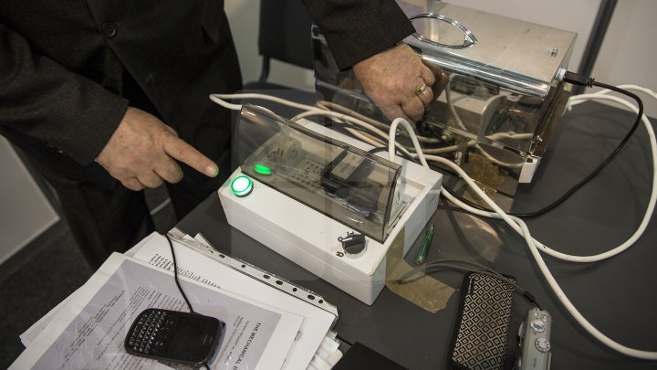 Banii, purtători de infecţii şi pericol pentru sănătatea oamenilor. Un inventator român a creat aparatul de sterilizare a bancnotelor (FOTO)