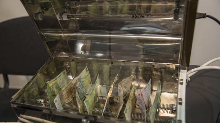 Banii, purtători de infecţii şi pericol pentru sănătatea oamenilor. Un inventator român a creat aparatul de sterilizare a bancnotelor (FOTO)
