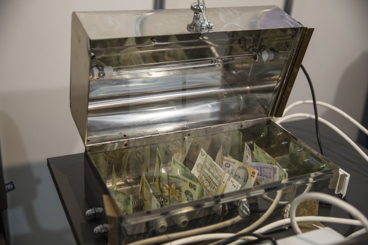 Banii, purtători de infecţii şi pericol pentru sănătatea oamenilor. Un inventator român a creat aparatul de sterilizare a bancnotelor (FOTO)