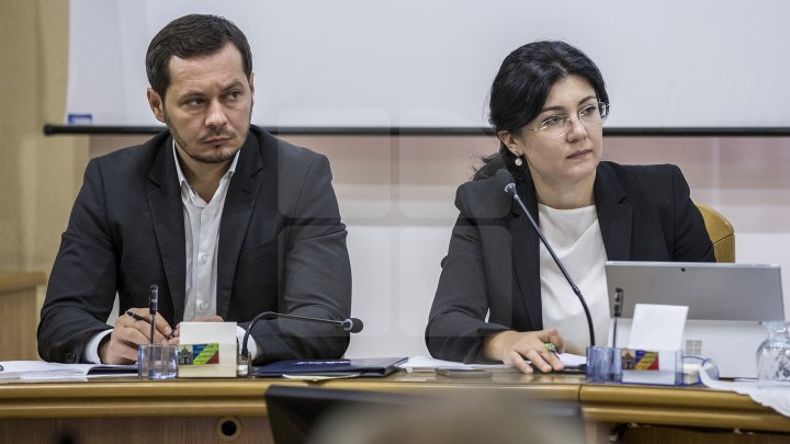 REPLICI ACIDE la şedinţa Primăriei. Silvia Radu l-a luat la rost pe şeful Direcţiei Transport şi Căi de Comunicaţii (FOTO)