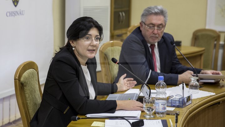 REPLICI ACIDE la şedinţa Primăriei. Silvia Radu l-a luat la rost pe şeful Direcţiei Transport şi Căi de Comunicaţii (FOTO)