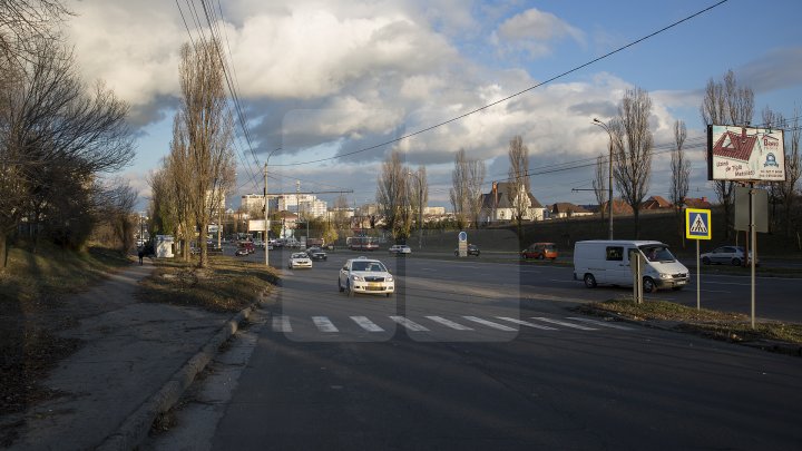 Andrian Candu, în calitate de profesor la un liceu din Capitală. Preşedintele Parlamentului le-a vorbit elevilor despre regulile de circulaţie (FOTO)