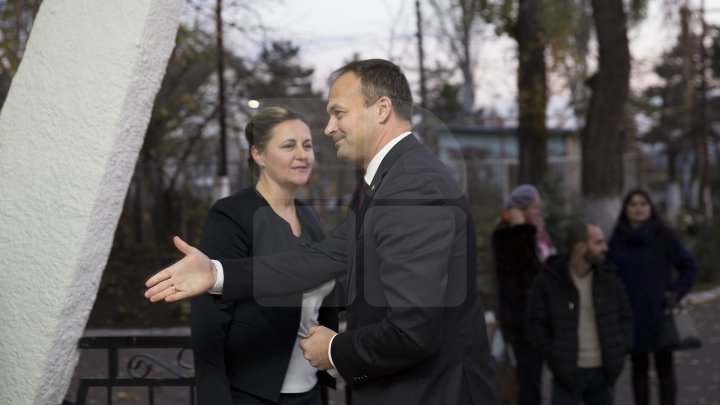 Andrian Candu, în calitate de profesor la un liceu din Capitală. Preşedintele Parlamentului le-a vorbit elevilor despre regulile de circulaţie (FOTO)