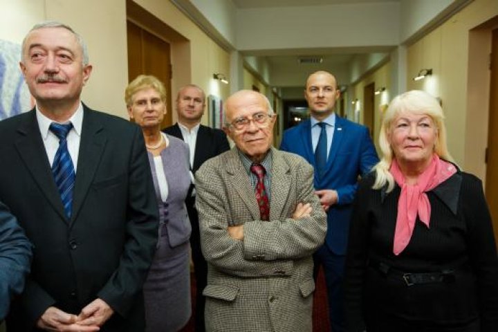 Expoziția artistului plastic Mihai Țăruș, vernisată la Guvern (FOTO)