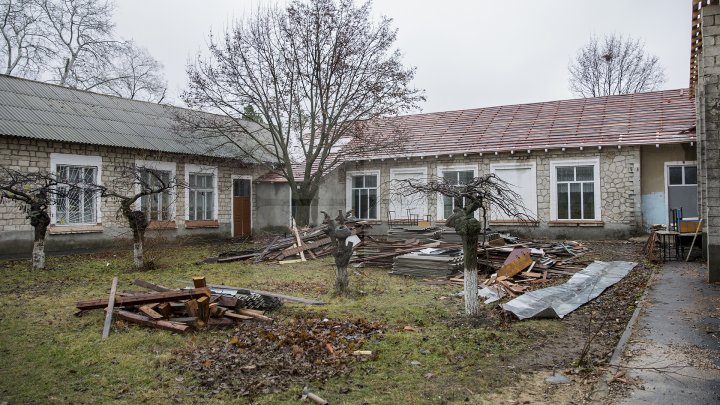 ŞCOALA, PERICOL PUBLIC. Copiii din Ghidighici învaţă într-o clădire fără acoperiş din cauza lucrărilor de reparaţie, care bat pasul pe loc (FOTOREPORT)