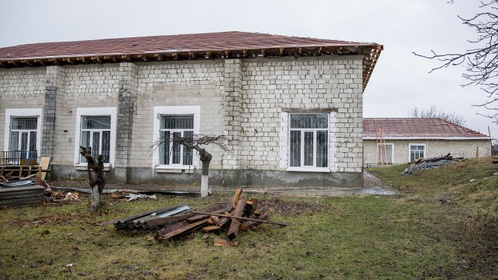 ŞCOALA, PERICOL PUBLIC. Copiii din Ghidighici învaţă într-o clădire fără acoperiş din cauza lucrărilor de reparaţie, care bat pasul pe loc (FOTOREPORT)