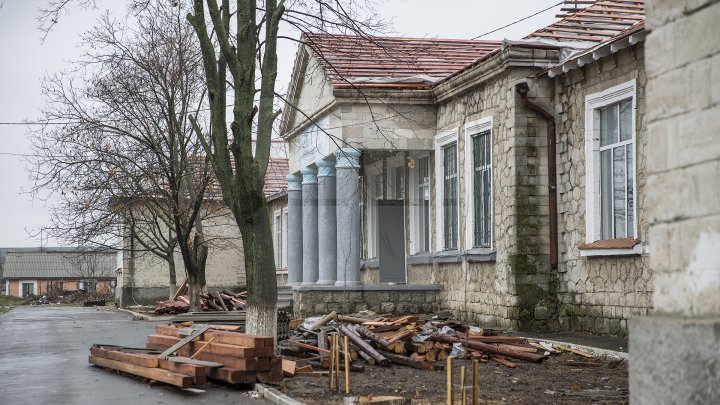 ŞCOALA, PERICOL PUBLIC. Copiii din Ghidighici învaţă într-o clădire fără acoperiş din cauza lucrărilor de reparaţie, care bat pasul pe loc (FOTOREPORT)