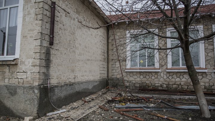 ŞCOALA, PERICOL PUBLIC. Copiii din Ghidighici învaţă într-o clădire fără acoperiş din cauza lucrărilor de reparaţie, care bat pasul pe loc (FOTOREPORT)