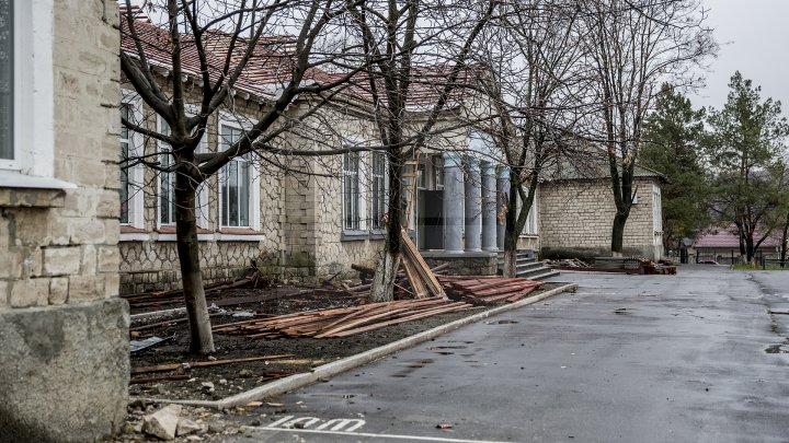 ŞCOALA, PERICOL PUBLIC. Copiii din Ghidighici învaţă într-o clădire fără acoperiş din cauza lucrărilor de reparaţie, care bat pasul pe loc (FOTOREPORT)