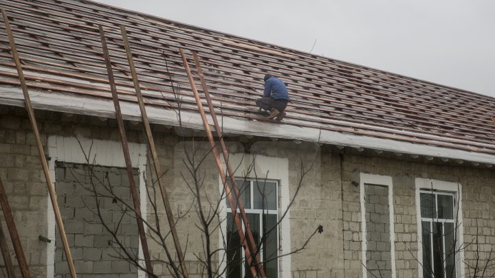 ŞCOALA, PERICOL PUBLIC. Copiii din Ghidighici învaţă într-o clădire fără acoperiş din cauza lucrărilor de reparaţie, care bat pasul pe loc (FOTOREPORT)