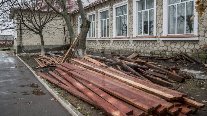 ŞCOALA, PERICOL PUBLIC. Copiii din Ghidighici învaţă într-o clădire fără acoperiş din cauza lucrărilor de reparaţie, care bat pasul pe loc (FOTOREPORT)