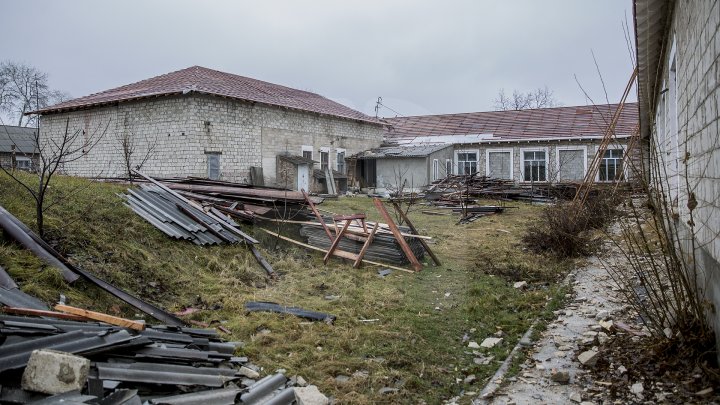 ŞCOALA, PERICOL PUBLIC. Copiii din Ghidighici învaţă într-o clădire fără acoperiş din cauza lucrărilor de reparaţie, care bat pasul pe loc (FOTOREPORT)