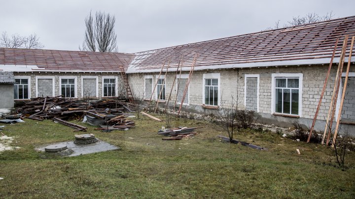 ŞCOALA, PERICOL PUBLIC. Copiii din Ghidighici învaţă într-o clădire fără acoperiş din cauza lucrărilor de reparaţie, care bat pasul pe loc (FOTOREPORT)