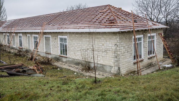 ŞCOALA, PERICOL PUBLIC. Copiii din Ghidighici învaţă într-o clădire fără acoperiş din cauza lucrărilor de reparaţie, care bat pasul pe loc (FOTOREPORT)