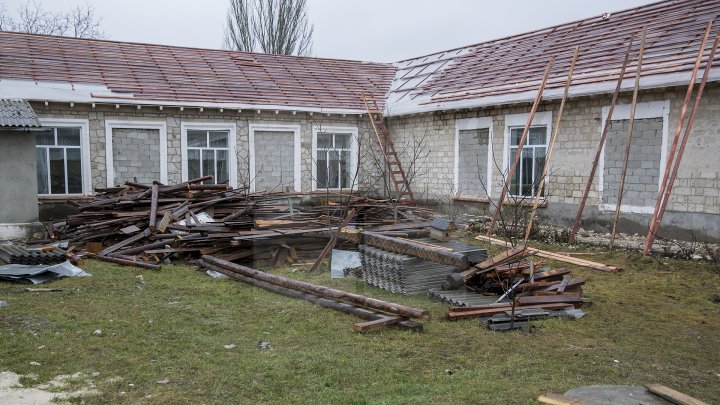 ŞCOALA, PERICOL PUBLIC. Copiii din Ghidighici învaţă într-o clădire fără acoperiş din cauza lucrărilor de reparaţie, care bat pasul pe loc (FOTOREPORT)