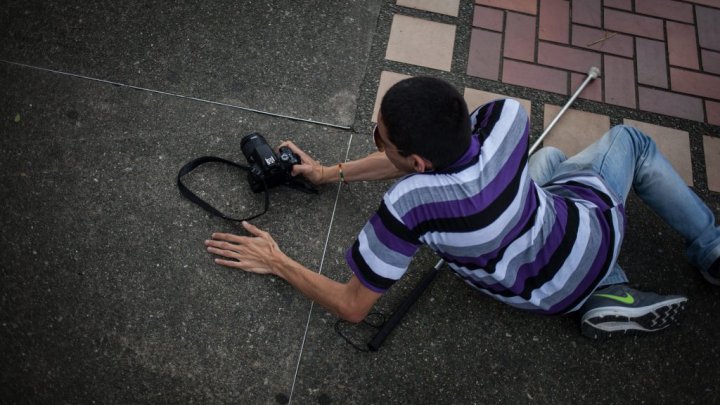 POVESTE INCREDIBILĂ! Un fotograf orb îi învață pe alți nevăzători să facă fotografii