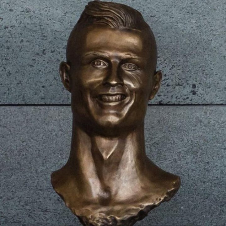 Cristiano Ronaldo, onorat cu un bust pe măsură, după primul eşec de pe aeroportul din Madeira