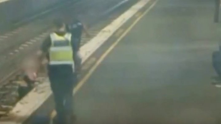 LA UN PAS DE MOARTE! O femeie a fost salvată în ultima clipă de pe șina de tren (VIDEO)